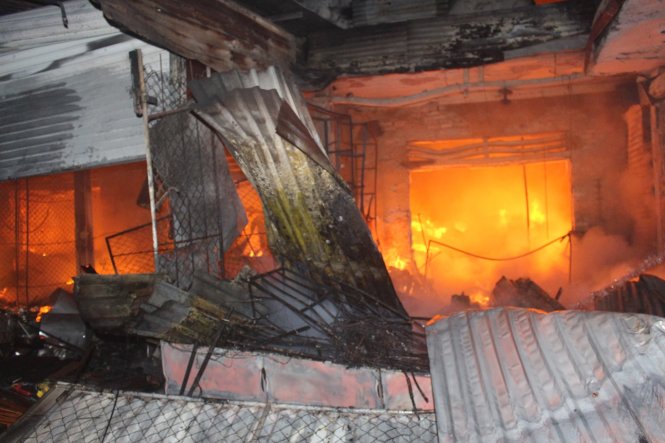 Chợ Sơn cháy trong đêm khiến 130 kiốt bị thiêu trụi - Ảnh: THẮNG DINH