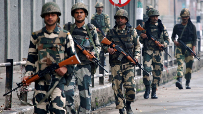 Biên phòng Ấn Độ tuần tra tại thủ phủ Srinagar, bang Jammu và Kashmir - Ảnh: Reuters