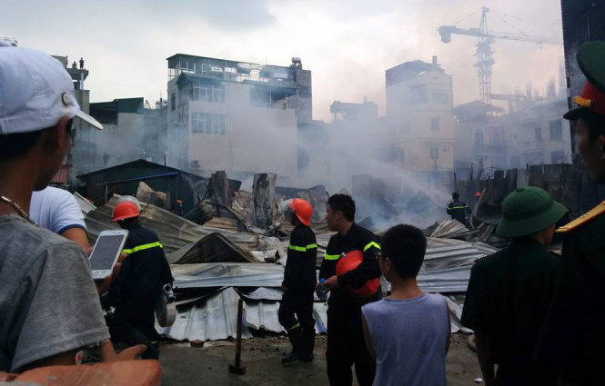 Khu nhà xưởng làm bằng tôn đã bị cháy rụi hoàn toàn - Ảnh T.Q.