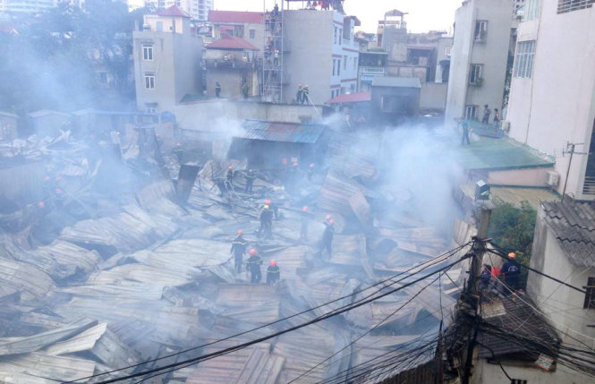 Khu nhà xưởng làm bằng tôn đã bị cháy rụi hoàn toàn - Ảnh T.Q.