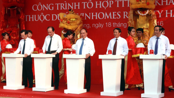 Thủ tướng Nguyễn Xuân Phúc cùng lãnh đạo Trung ương, thành phố Hải Phòng nhấn nút khởi công xây dựng tòa tháp 45 tầng - Ảnh: TIẾN THẮNG