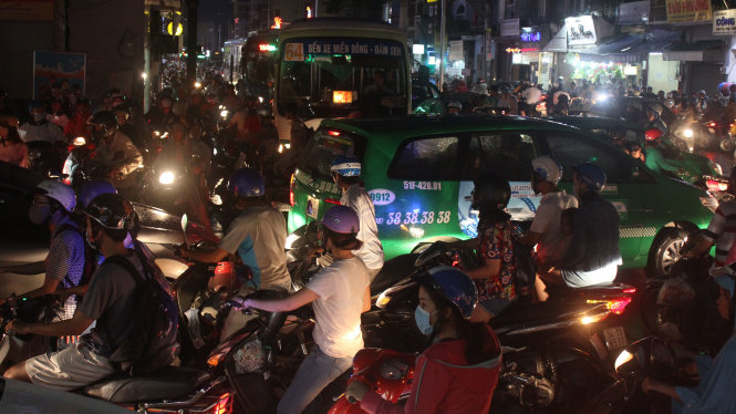 Xe cộ hỗn loạn tại giao lộ Phan Xích Long và đường Phan Đăng Lưu - Ảnh: ĐỨC PHÚ