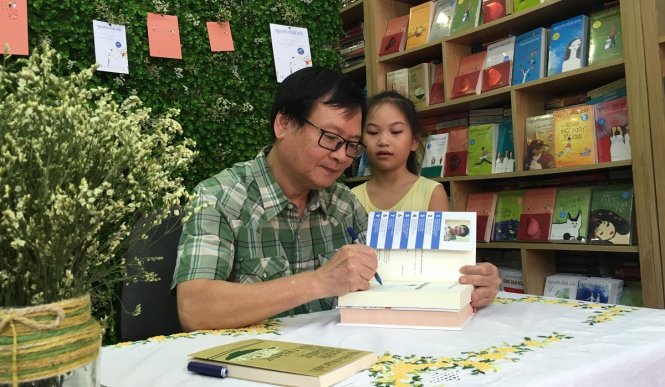 Nhà văn Nguyễn Nhật Ánh tặng chữ ký độc giả thủ đô nhân dịp ra cuốn sách mới - Ảnh: V.V.Tuân