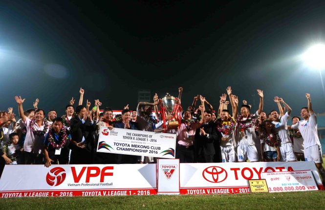 Các cầu thủ Hà Nội T&T nâng cao chức vô địch V-League 2016. Ảnh: NAM KHÁNH