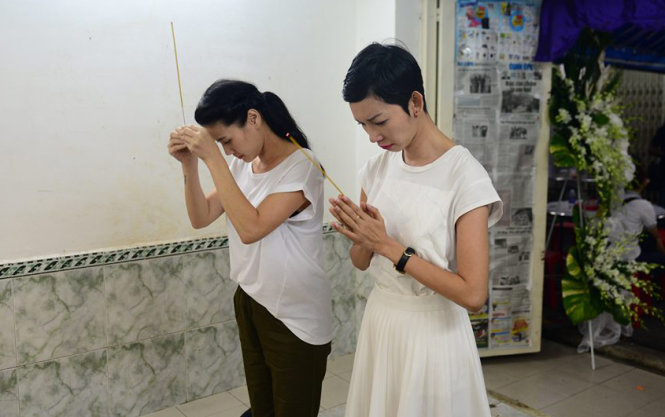 Xuân Lan và người mẫu, diễn viên Thân Thúy Hà thắp hương trước linh cữu Minh Thuận