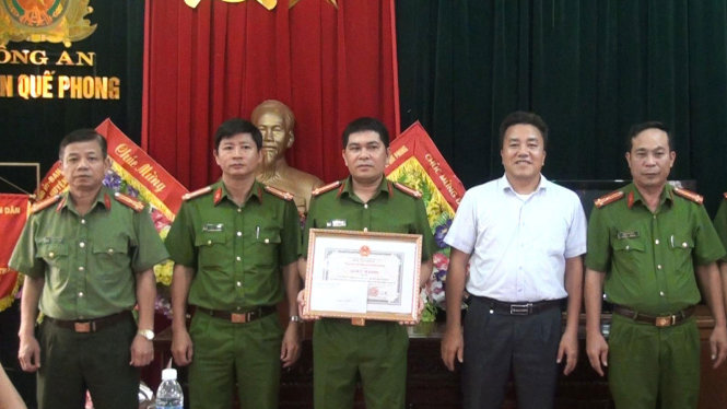 Lãnh đạo huyện Quế Phong, Nghệ An trao thưởng cho ban chuyên án bắt hai nghi phạm người Lào vận chuyển 20 bánh heroin vào Việt Nam tiêu thụ - Ảnh: LÊ GIÁP