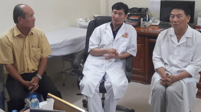 Bác sĩ Lê Văn Chiến (áo trắng bìa  phải), Trưởng khoa Sản Bệnh viện đa khoa Số 10 - Ảnh: T.LŨY