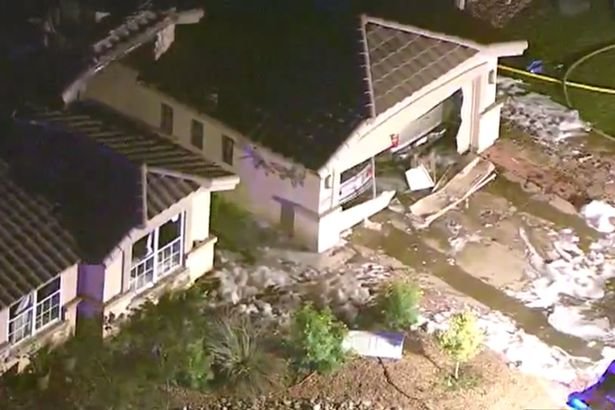 Ngôi nhà bị hư hại sau khi bị máy bay rơi trúng - Ảnh: ABC