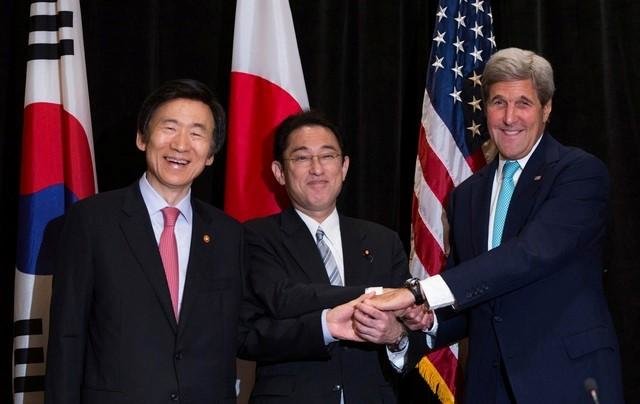 Ngoại trưởng Hàn Quốc Yun Byung-se (trái), ngoại trưởng Nhật Bản Fumio Kishida và ngoại trưởng Mỹ John Kerry (phải) bắt tay nhau tại cuộc họp ngày 18-9 ở New York, Mỹ - Ảnh: Reuters