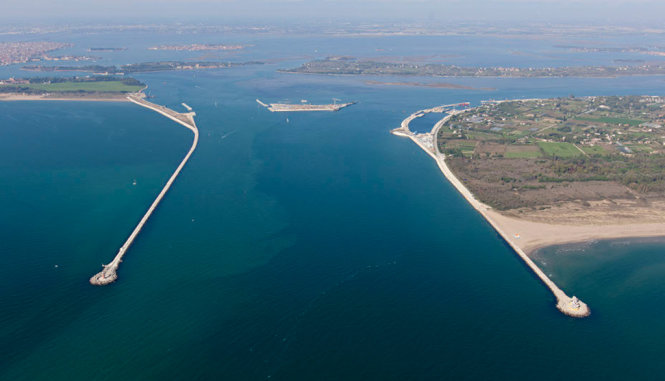 Cửa Lido, một trong ba cửa để nước từ biển Adriatic đi vào phá - Ảnh: Wiki