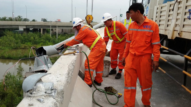 Các nhân viên thuộc đơn vị quản lý tuyến đường cao tốc TP.HCM - Long Thành - Dầu Giây đang khắc phục sự cố - Ảnh: P.K