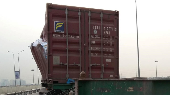 Thùng container bị rách sau sự cố - Ảnh: P.K