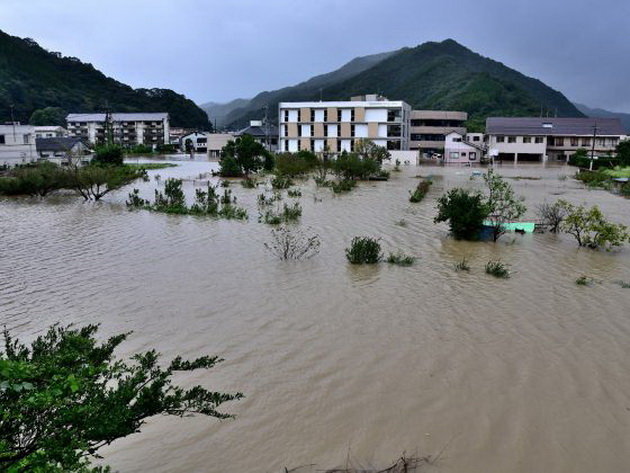 Một khu dân cư ở Nobeoka, tỉnh Miyazaki bị ngập - Ảnh: AFP
