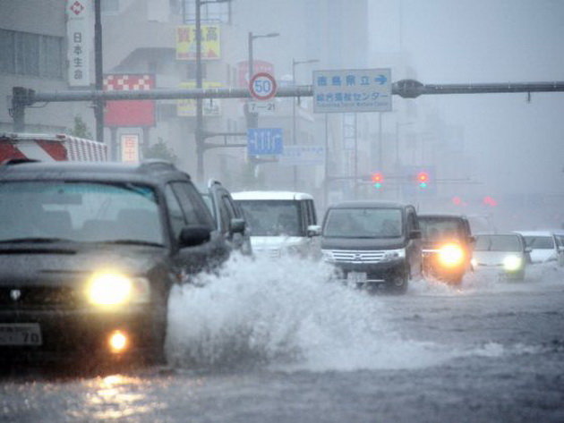 Đường phố ở tỉnh Tokushima bị ngập sau bão - Ảnh: AFP