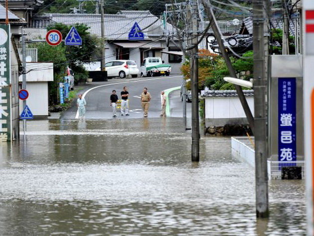 Môt con đường ở Nobeoka, tỉnh Miyazaki bị ngập sáng 20-9 - Ảnh: KYODO NEWS
