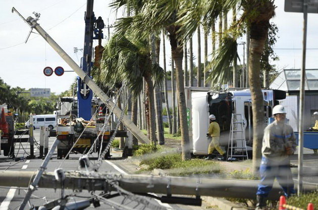 Cột điện ngã đổ sau bão ở Ibusuki, tỉnh Kagoshima - Ảnh: KYODO NEWS