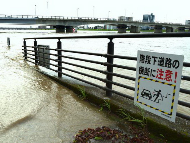 Nước sông tràn bờ ở Miyazaki ngày 20-9 - Ảnh: AFP