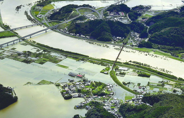 Cảnh nước ngập ở tỉnh Miyazaki nhìn từ trên cao - Ảnh: KYODO NEWS
