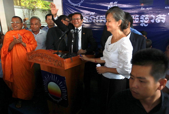 Nghị sĩ Kem Sokha (giữa) phát biểu tại trụ sở CNRP ngày 9-9 tức là ngày ông phải ra tòa Ảnh: Reuters