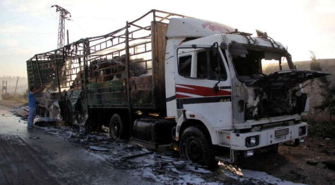 Một chiếc xe chở hàng cứu trợ của LHQ bị phá hủy trong vụ tấn công ngày 19-9 - Ảnh: AFP
