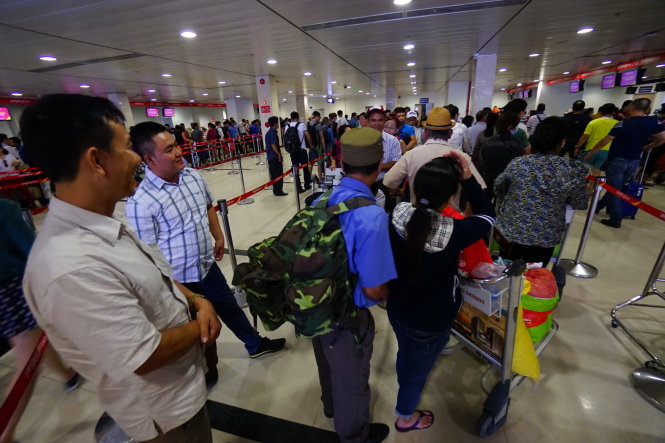 Hành khách chờ làm thủ tục tại Ga đi trong nước của sân bay Tân Sơn Nhất, TP.HCM, lúc 9g15 sáng 21-9 - Ảnh: QUANG ĐỊNH