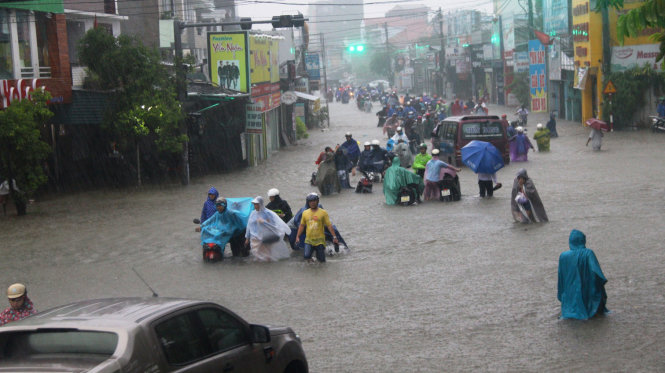 Nước ngập sâu khiến xe của nhiều người đi đường ở Huế bị chết máy trong chiều 21-9 - Ảnh: NHẬT LINH