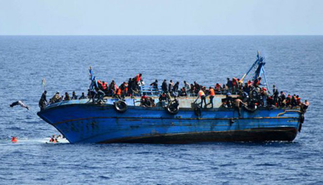 Một tàu chở người tị nạn đang cố băng Địa Trung Hải để vào châu Âu - Ảnh: AP