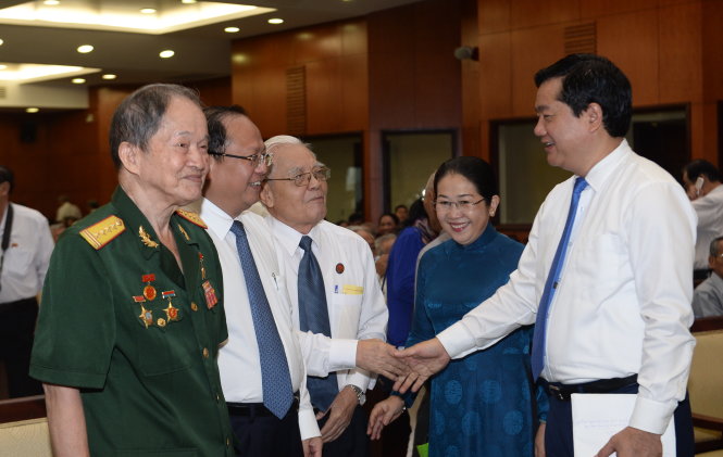Bí thư Thành ủy TP.HCM Đinh La Thăng (bìa phải) trò chuyện với các cán bộ lão thành tại buổi họp mặt truyền thống - Ảnh: TỰ TRUNG