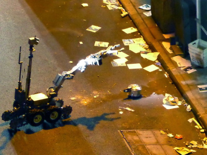 Robot được điều đến thu “quả bom nồi áp suất” chưa phát nổ
trên đường số 27 ở New York vào rạng sáng 18-9 - Ảnh: Reuters
