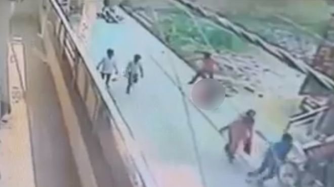 Hình ảnh từ CCTV cho thấy kẻ tấn công đâm nạn nhân nhiều nhát - Ảnh: CCTV