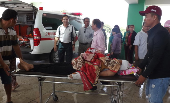 Người nhà chuyển bà Ngô Thị Chơi lên xe vào TP. HCM điều trị - Ảnh: K.THỦY