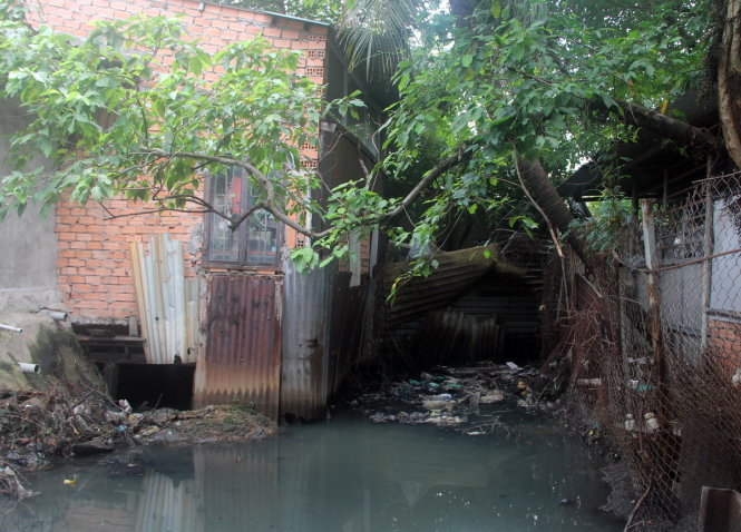 Một đoạn rạch Cầu Sơn bị lấn chiếm và dưới kênh chứa nhiều rác thải - Ảnh Q.KHẢI