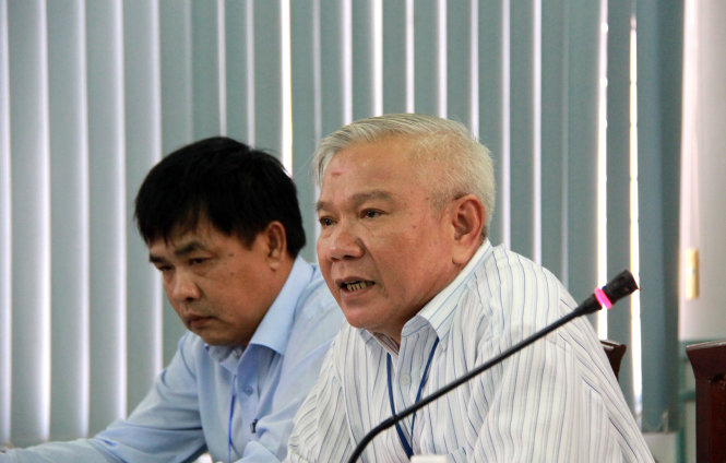 Ông Lê Văn Dẽ - giám đốc Sở Xây dựng Khánh Hòa (phải) chủ trì buổi thông tin - Ảnh: TRUNG TÂN