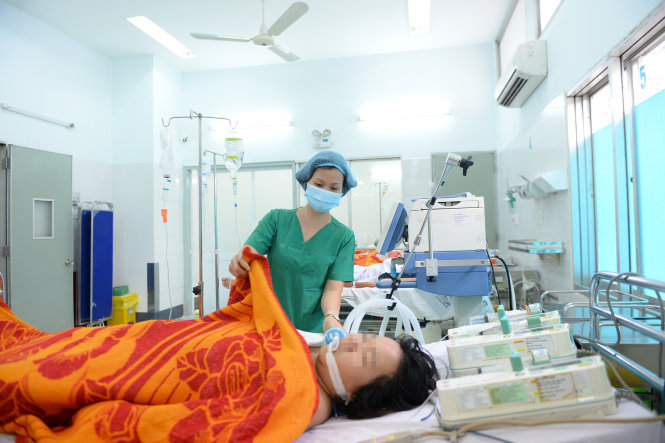 Chị Nguyễn Thị Hiếu Thảo đang được chăm sóc tại phòng hồi sức BV Thống Nhất - Ảnh: HỮU KHOA