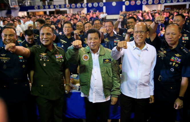 Tổng thống Duterte (giữa) liên tục có các cuộc tiếp xúc với giới quân nhân Philippines  - Ảnh: Reuters
