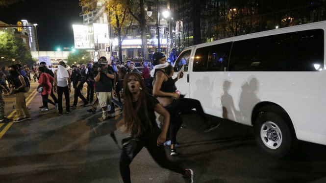 Biểu tình bùng phát ở Charlotte sau khi xảy ra vụ cảnh sát bắn chết người da đen - Ảnh: AP