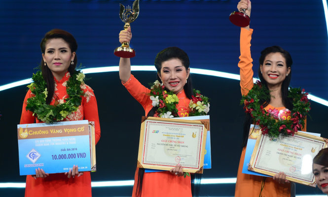 Nguyễn Hồ Như Tuyết Nhung trong giây phút đăng quang Chuông vàng cuộc thi trong đêm chung kết Chuông vàng vọng cổ tối 22-9 - Ảnh: QUANG ĐỊNH