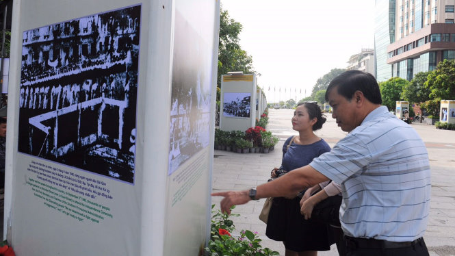Người dân TP.HCM tham quan triển lãm ảnh về Nam Bộ kháng chiến ngày 22-9 - Ảnh: TỰ TRUNG