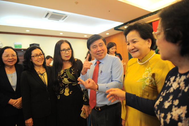 Chủ tịch UBND TP.HCM Nguyễn Thành Phong trao đổi với phụ nữ tiêu biểu tại buổi gặp gỡ ngày 21-9 - Ảnh: Tự Trung