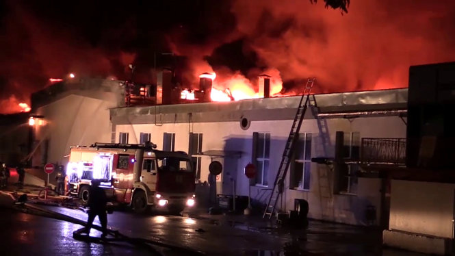 Hiện trường vụ cháy nhà kho ở phía đông thủ đô Matxcơva, Nga - Ảnh: Reuters