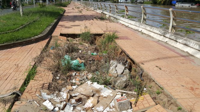 Bờ kè kênh xáng Xà No, đoạn qua xã Vị Đông, huyện Vị Thủy (Hậu Giang) đã sụp lún - Ảnh: Huy Phách