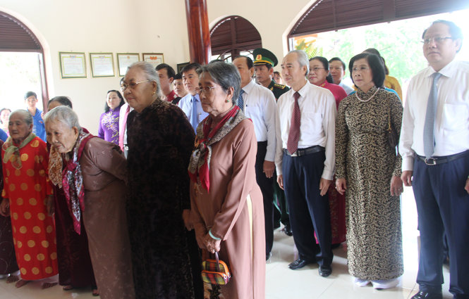 Đoàn đại biểu  TP.HCM cùng các Mẹ Việt Nam anh hùng tri ân Mẹ VNAH - Anh hùng  LLVTND Nguyễn Thị Rành
