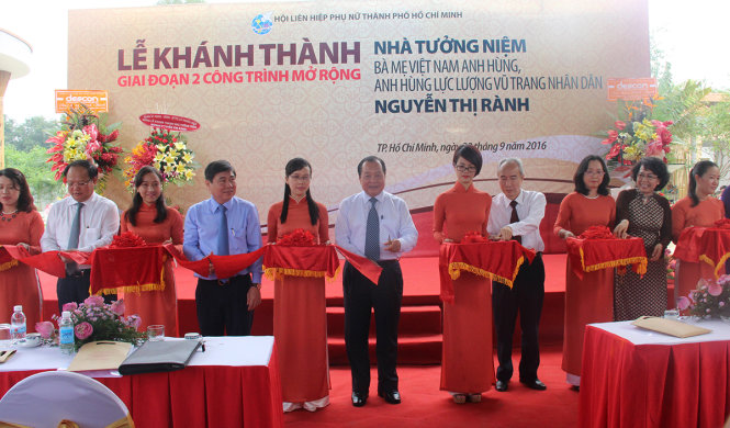 Cắt băng khánh thành giai đoạn  2 công trình mở rộng Nhà tưởng niệm Bà mẹ Việt Nam anh hùng - Anh hùng Lực lượng vũ trang nhân dân Nguyễn Thị Rành
