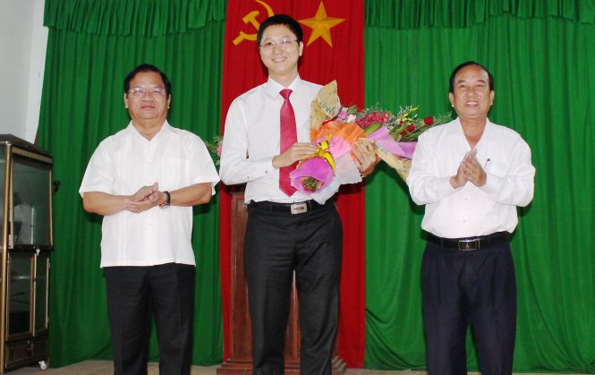 Ông Nguyễn Viết Vy (giữa) được bổ nhiệm làm bí thư  huyện ủy Lý Sơn - Ảnh: TRẦN MAI