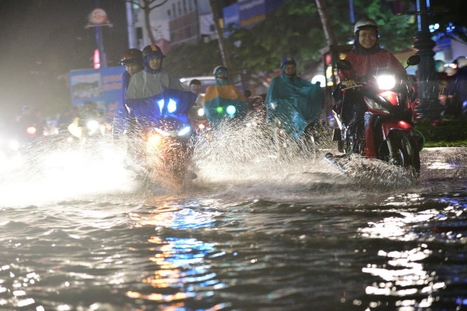 Ngập nước trên đường Trường Sơn, Q.Tân Bình sau cơn mưa lớn ngày 26-8-2016 - Ảnh: HỮU THUẬN
