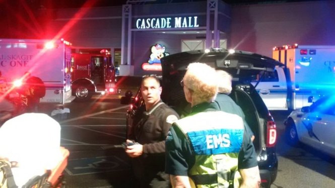 Hiện trường xảy ra vụ xả súng làm 4 người chết ở siêu thị Cascade Mall tại Burlington, bang Washington, Mỹ - Ảnh: Mark Francis/Washington State Patrol