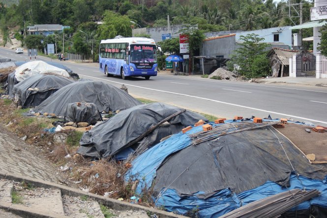 Muối không ai mua, chất đống dọc quốc lộ 1 đoạn đi qua Sa Huỳnh - Ảnh: TRẦN MAI