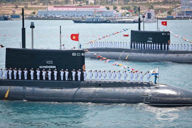 Lực lượng tàu ngầm 182 và 183 duyệt binh nhân kỷ niệm 60 năm ngày thành lập Hải quân nhân dân Việt Nam tại quân cảng Cam Ranh, Khánh Hòa - Ảnh: TIẾN THÀNH