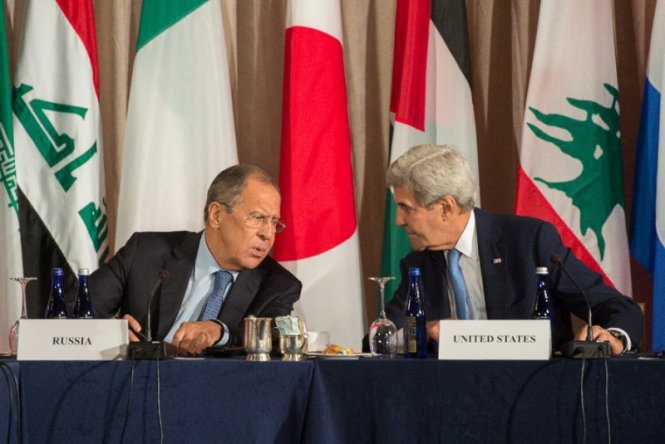Ngoại trưởng Nga Sergei Lavrov (trái) và ngoại trưởng Mỹ John Kerry tại một cuộc họp của Nhóm hỗ trợ quốc tế Syria ngày 22-9 tại New York - Ảnh: AFP