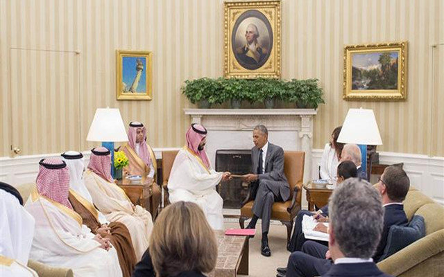 Bộ trưởng quốc phòng Ả rập Saudi, hoàng tử Mohammed bin Salman gặp gỡ tổng thống Mỹ Barack Obama tại Washington D.C - Ảnh: AFP